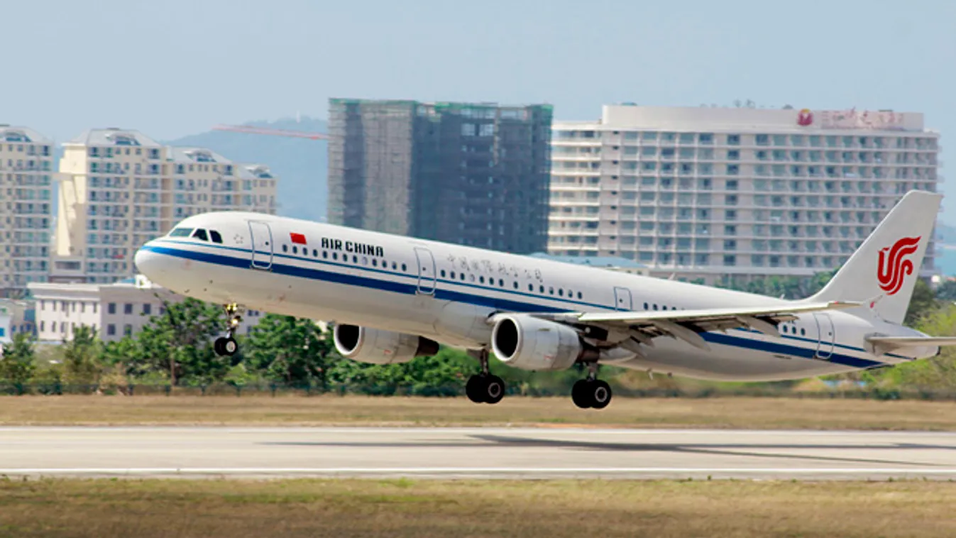 Kína, 72 órás vízummentesség, az Air China légitársaság egyik gépe száll fel a dél-kínai Sanyában, Airbus A321-200 
