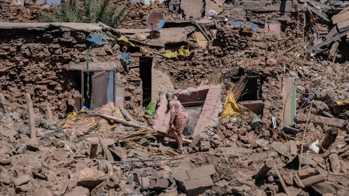 Marokkó földrengés, Észak-Afrika, 2023.09.12. egy nő a megsemmisült házának romjai között a földrengés sújtotta marokkói Tafeghaghte településen, Marrákestől délnyugatra 2023. szeptember 11-én. A szeptember 9-re virradó éjjelen pusztító, 