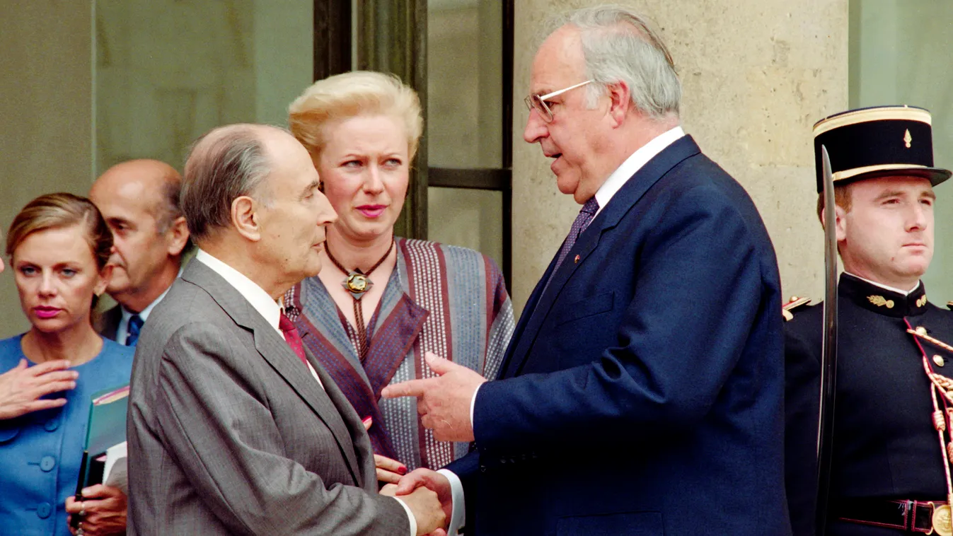 HORIZONTAL CHANCELLOR GESTURE BUST PRESIDENT HANDSHAKE MINISTER OF JUSTICE INTERPRET West German Chancellor Helmut Kohl (2nd R) greets French President Francois Mitterrand at the end of a short working visit on June 22, 1989 in Paris to prepare next week'