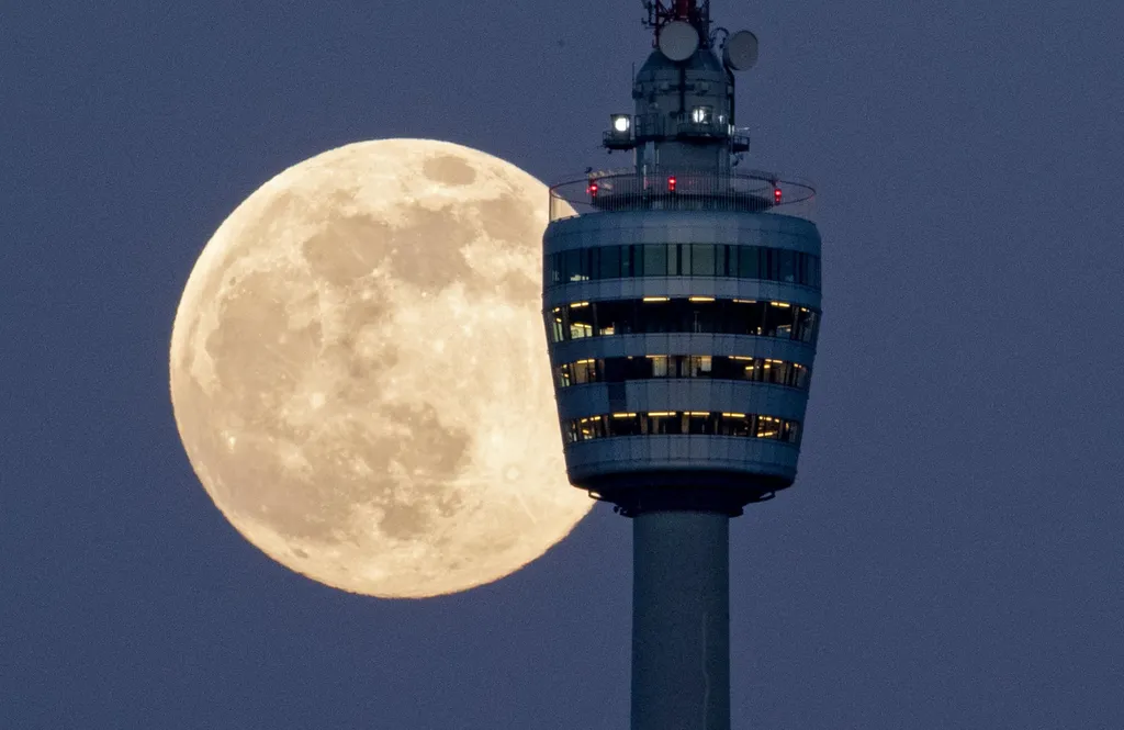 Full moon behind television tower Weather Supermoon TV Tower Horizontal MEDIA SCIENCE TELEVISION ASTRONOMY FULL MOON MOON szuperhold 