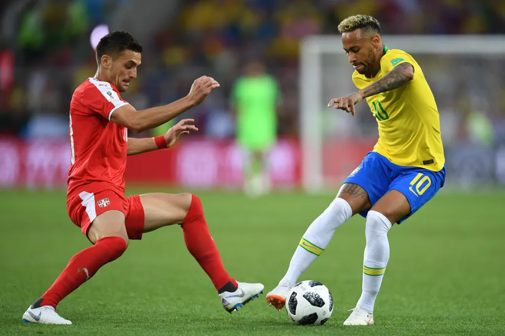 Brazil's forward Neymar (R) vies for the ball with Serbia's forward Dusan Tadic during the Russia 2018 World Cup Group E football match between Serbia and Brazil at the Spartak Stadium in Moscow on June 27, 2018. / AFP PHOTO / YURI CORTEZ / RESTRICTED TO 