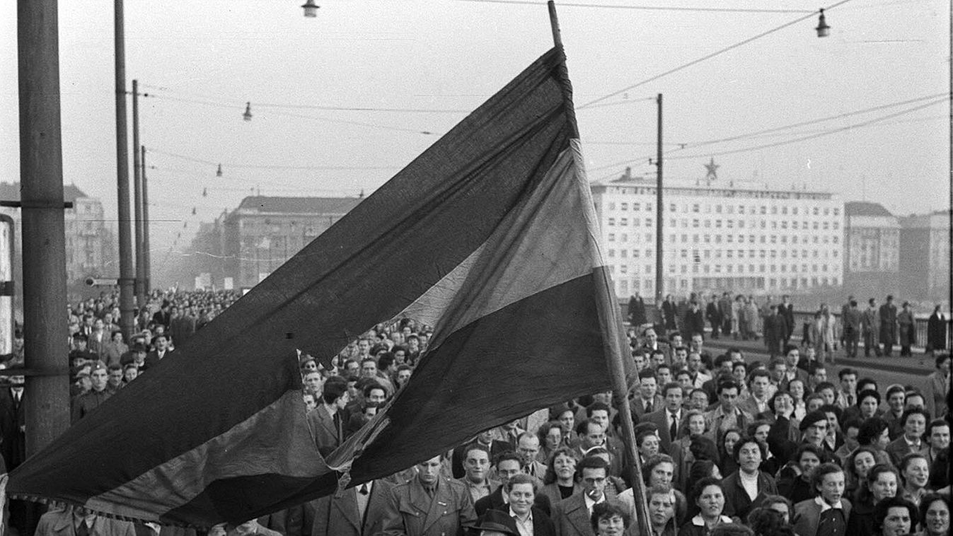 TÖRTÉNELEM 1956-os forradalom forradalom és szabadságharc Vonul a tömeg KULCSSZAVAK Tömeg lyukas zászló 