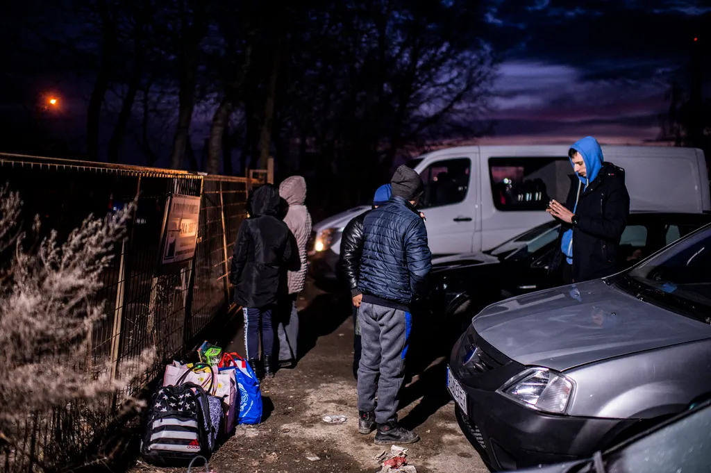 Ukrán válság, 2022. Beregsurány, határ, határátkelő, magyar-ukrán határ, busz, autó 