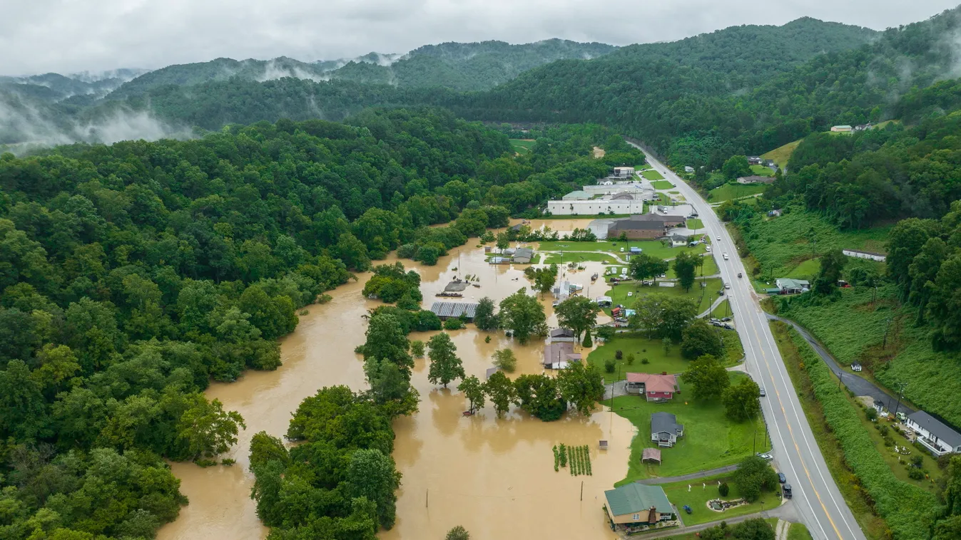 Quicksand, 2022. július 29.
Árvíz a Kentucky állambeli Quicksandben 2022. július 28-án. A heves esőzések áradásokat és földcsuszamlásokat okoztak az Egyesült Államok keleti oldalán elterülő Appalachia térség középső részén. A kormányzó szerint ez az állam