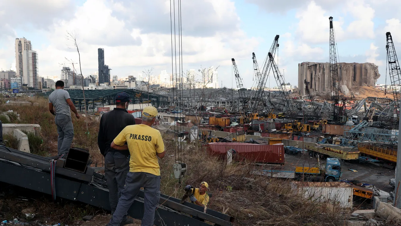 Bejrút, 2020. augusztus 10.
Munkások takarítják el a romokat és a pusztítás nyomait a bejrúti kikötői negyedben 2020. augusztus 10-én, hat nappal a kettős robbanás után. A detonációk következtében legkevesebb 158 ember életét vesztette, több mint hatezren
