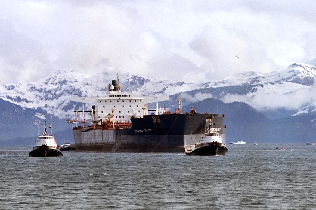 1989. Március 24-én az északi olajmezőkről Kaliforniába tartó Exxon Valdez tankhajó megfeneklett az alaszkai Vilmos herceg-szoros zátonyain
