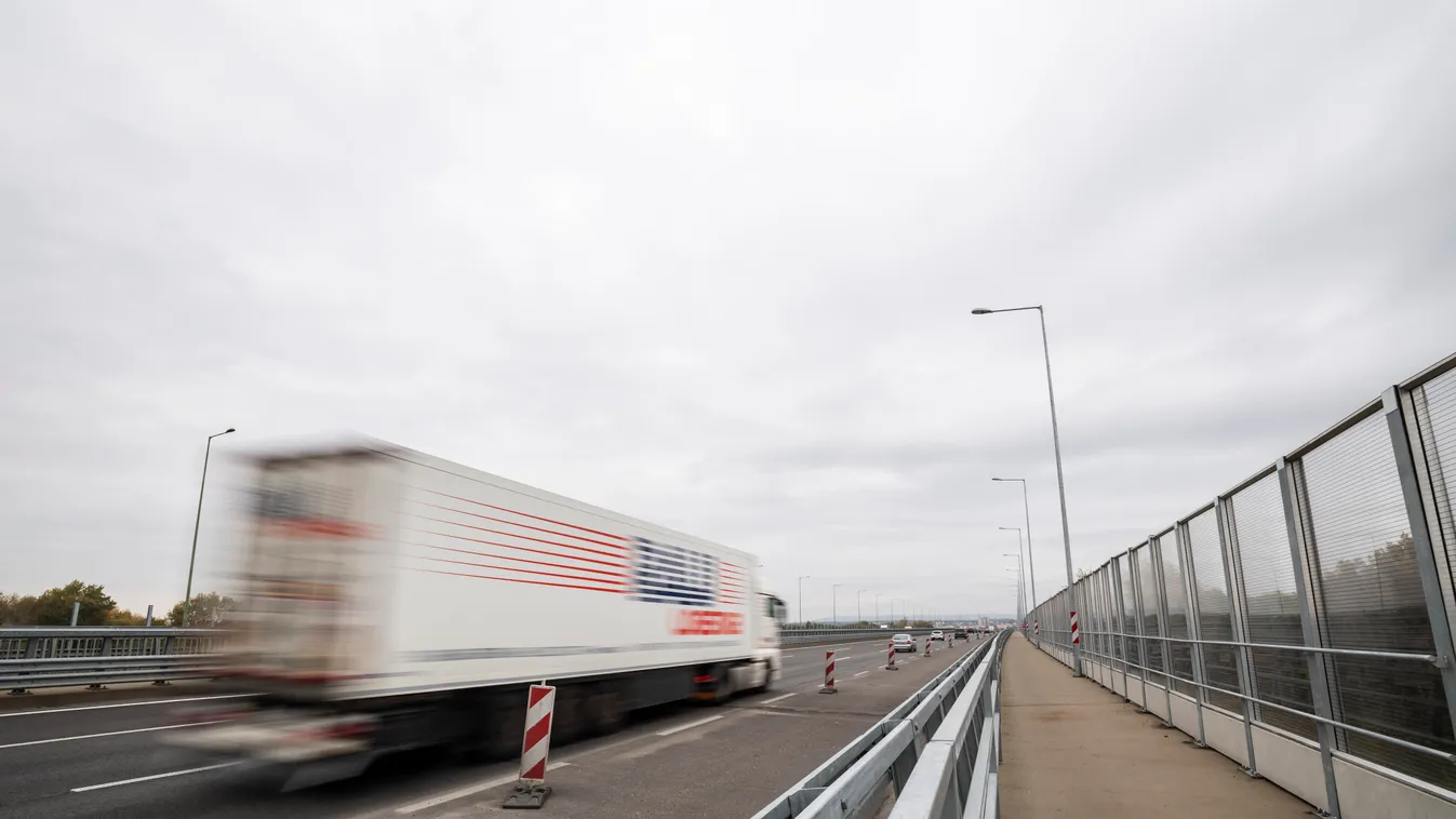 ÁLTALÁNOS KULCSSZÓ bal pályahíd lezárása Deák Ferenc híd Deák Ferenc híd lezárása építési probléma forgalom forgalomterelés hídlezárás kamion KÖZLEKEDÉSI ESZKÖZ teherforgalom 