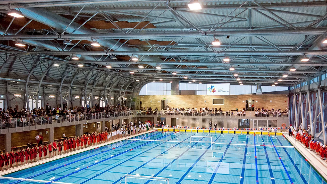 Győr, 2014. december 20.
A 3,2 milliárd forintból elkészült új győri uszoda, az Aqua Sport Központ átadási ünnepsége 2014. december 20-án.
MTI Fotó: Krizsán Csaba 