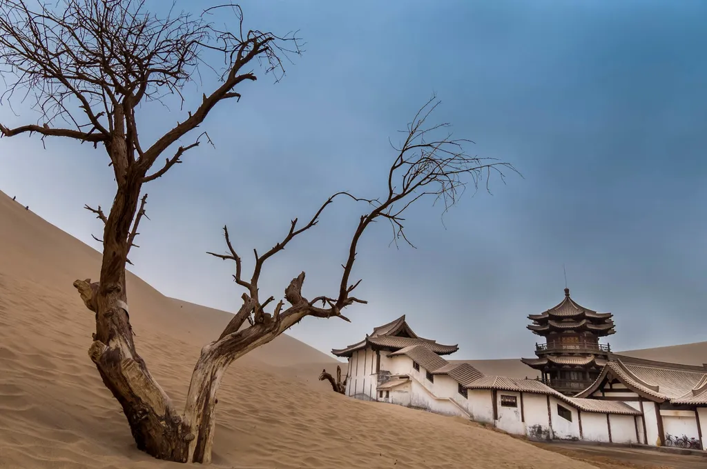 Holdsarló tó Kína mingsha sand dunes yueyaquan temple moon crescent Business China Confucianism Dune Dunhuang Eastern Asia Gansu province lake No People Northern China Silk Road Horizontal ASIA DESERT OASIS RELIGION SAND 