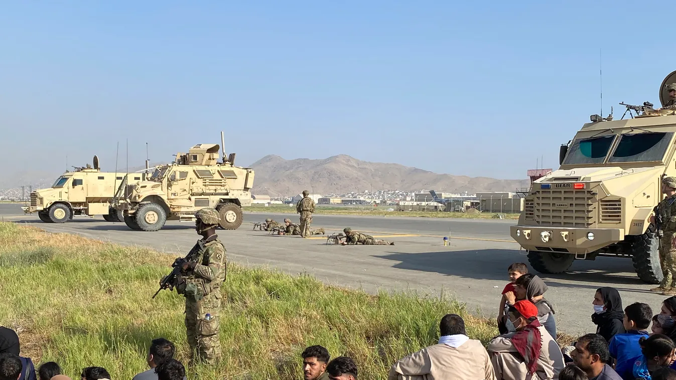 Kabul, 2021. augusztus 17.
Amerikai katonák őrt állnak a kabuli nemzetközi repülőtér körül 2021. augusztus 16-án. A repülőtér kifutópályáit korábban az Afganisztánból menekülni próbáló emberek ezrei ellepték, ezért délután több órára fel kellett függeszte