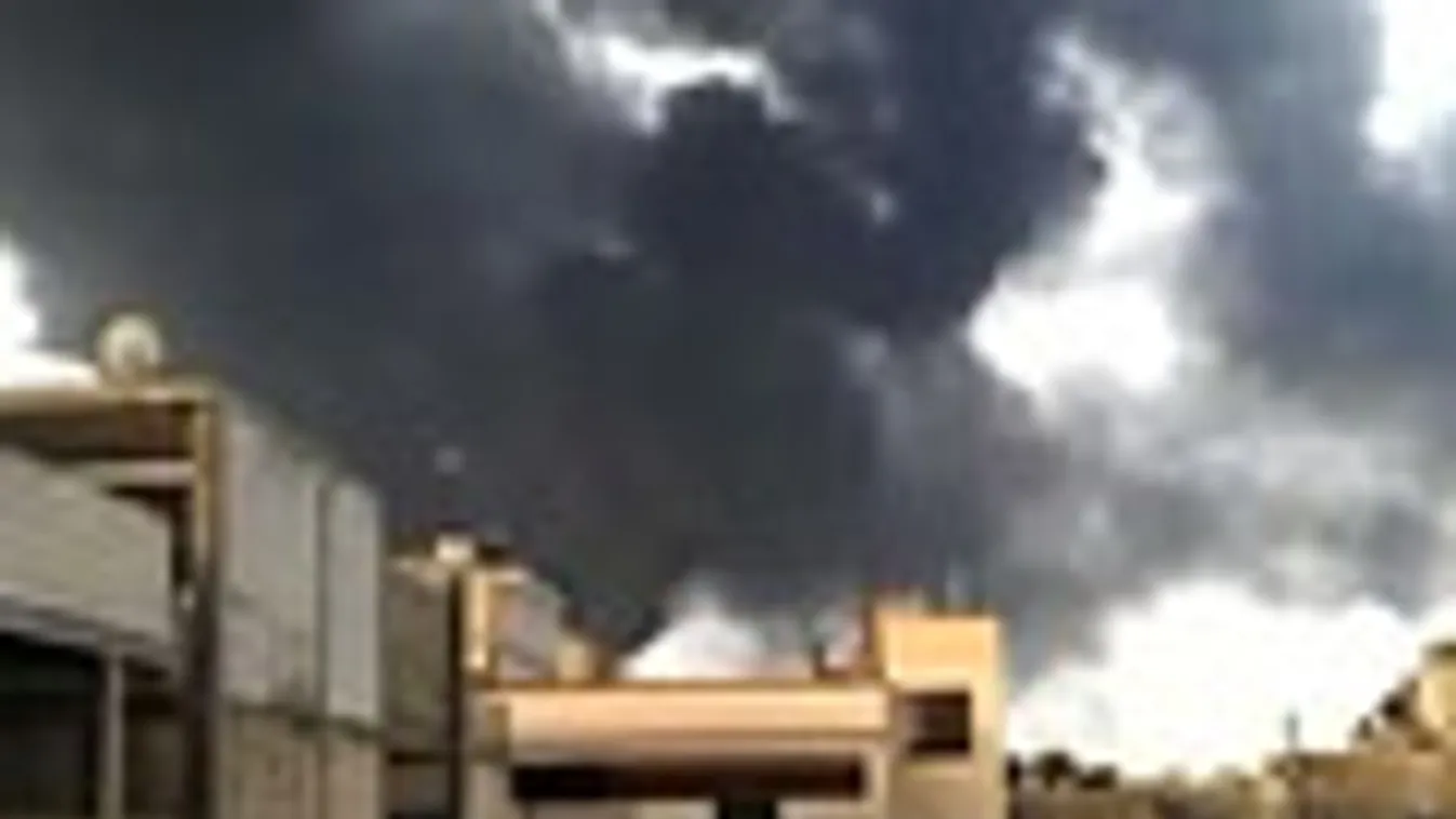 A YouTube internetes videómegosztóra feltöltött felvételen a szíriai Homsz felett látható füstfelhő, feltehetően azon finomítókból, melyeknél robbanás történt 2012. február 15-én.