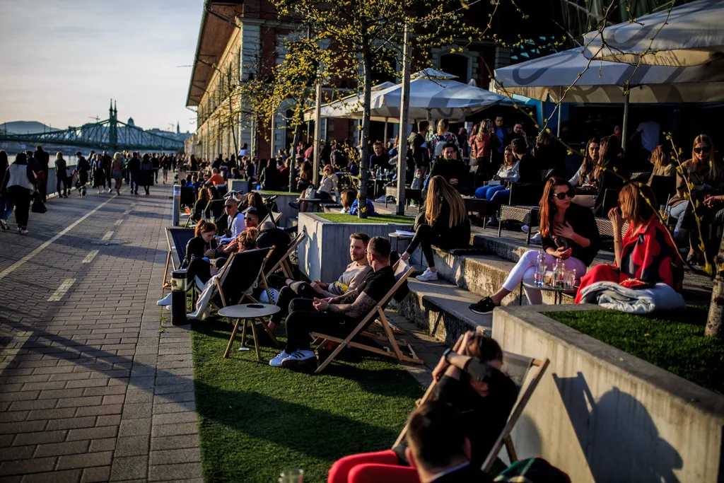 terasz, Bálna, nyitás, korlátozás, koronavírus, tömeg, Budapest, tavasz, étterem, vendéglátás 