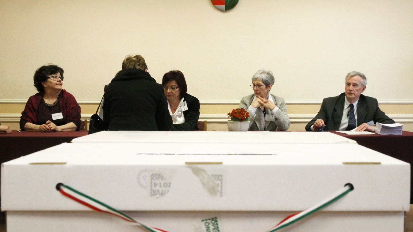 Veszprém, 2015. február 22.
A szavazóbizottság tagjai az időközi országgyűlési választáson Veszprém megye 1-es számú országgyűlési egyéni választókerületében, a veszprémi Táncsics Mihály Szakközépiskolában kialakított szavazókörben 2015. február 22-én.
MT