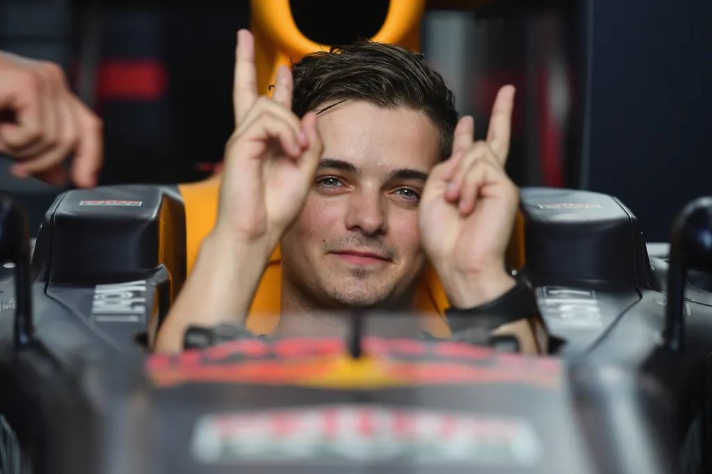 A világhírű DJ, Martin Garrix is helyet foglalt a Red Bull Racing Forma-1-es autójában, Ho Si Minh-városban 