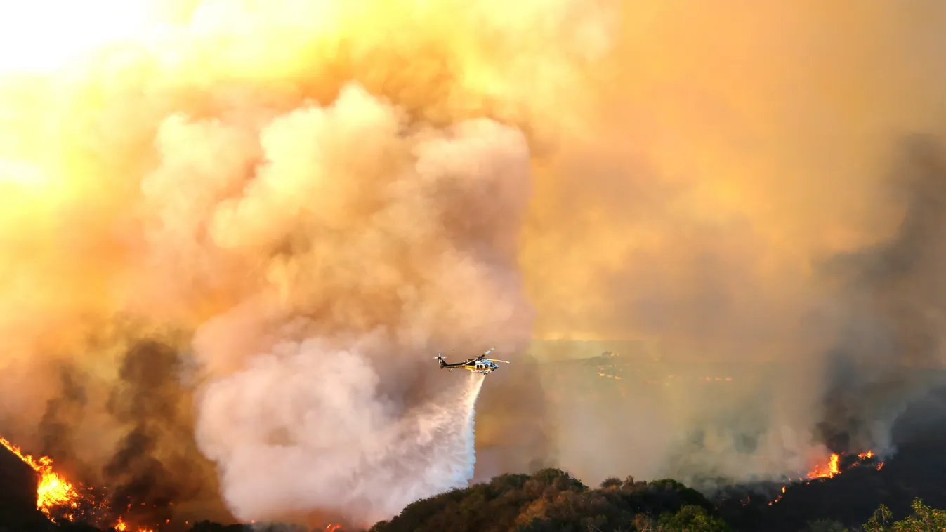 bozóttűz FOTÓ FOTÓ ÁLTALÁNOS FOTÓTÉMA füst helikopter KÖZLEKEDÉSI ESZKÖZ levegőben tűz tüzet olt tűzoltás 