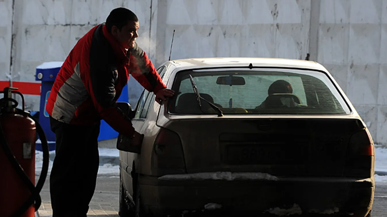 Laposodik a pénztárcánk a végtelen tél miatt, a zimankóban tankoló orosz férfi 