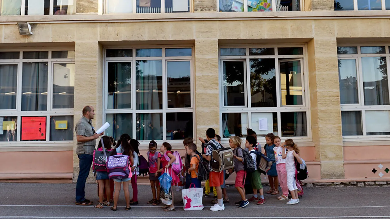 pedagógusok béremelése, tanárok béremelése, pedagógus-béremelés, illusztráció címlapra, Iskolakezdés Marseille-ben