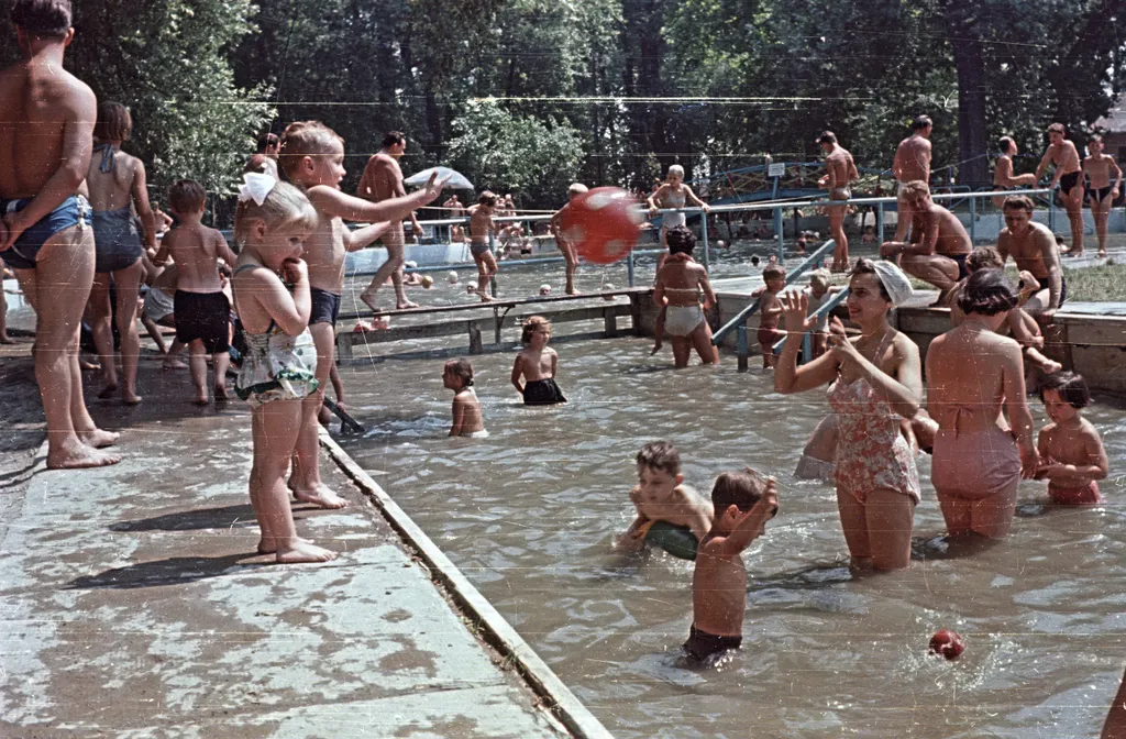 Így süttették a hasukat és hűsöltek a magyarok anno - színes régi képek a strandolásról, anno, régi, strand, nyár, napozás, strandolás, úszás, csobbanás, Római strandfürdő 