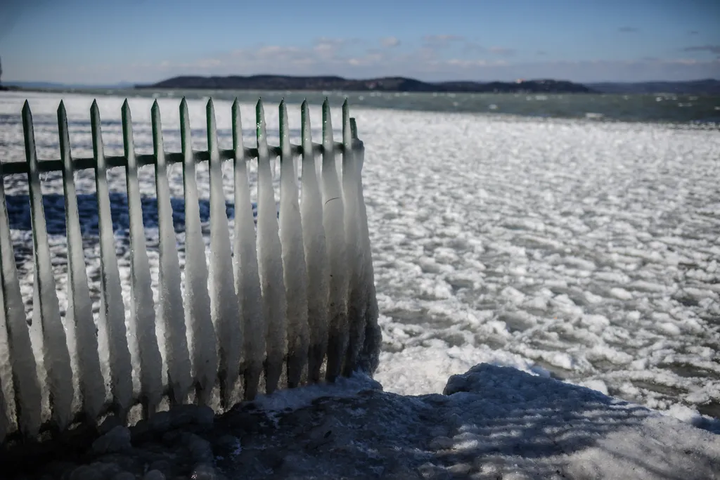 befagyott balaton, jeges balaton, időjárás, jég, tél 