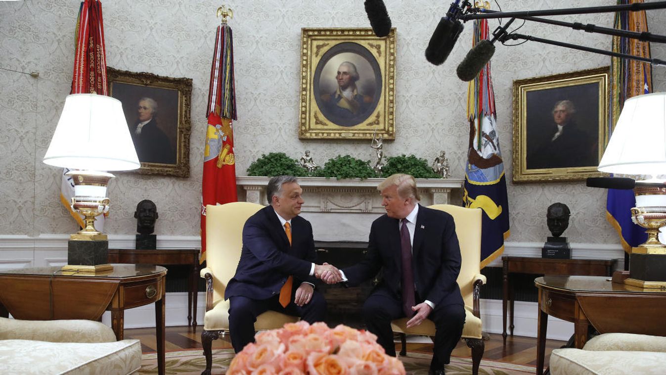 Donald Trump amerikai elnök (j) és Orbán Viktor miniszterelnök kezet fog megbeszélésükön a washingtoni Fehér Ház Ovális irodájában 2019. május 13-án. 