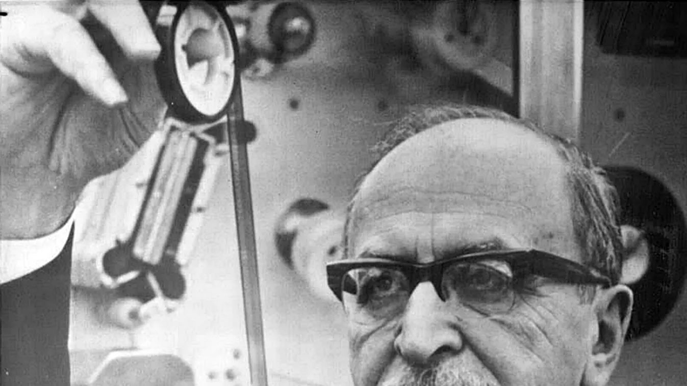 Gábor Dénes (Dennis Gabor, született Günszberg Dénes; Budapest, Terézváros, 1900. június 5.[2] – London, 1979. február 9.) Nobel-díjas fizikus, gépészmérnök, villamosmérnök, a holográfia feltalálója. 
