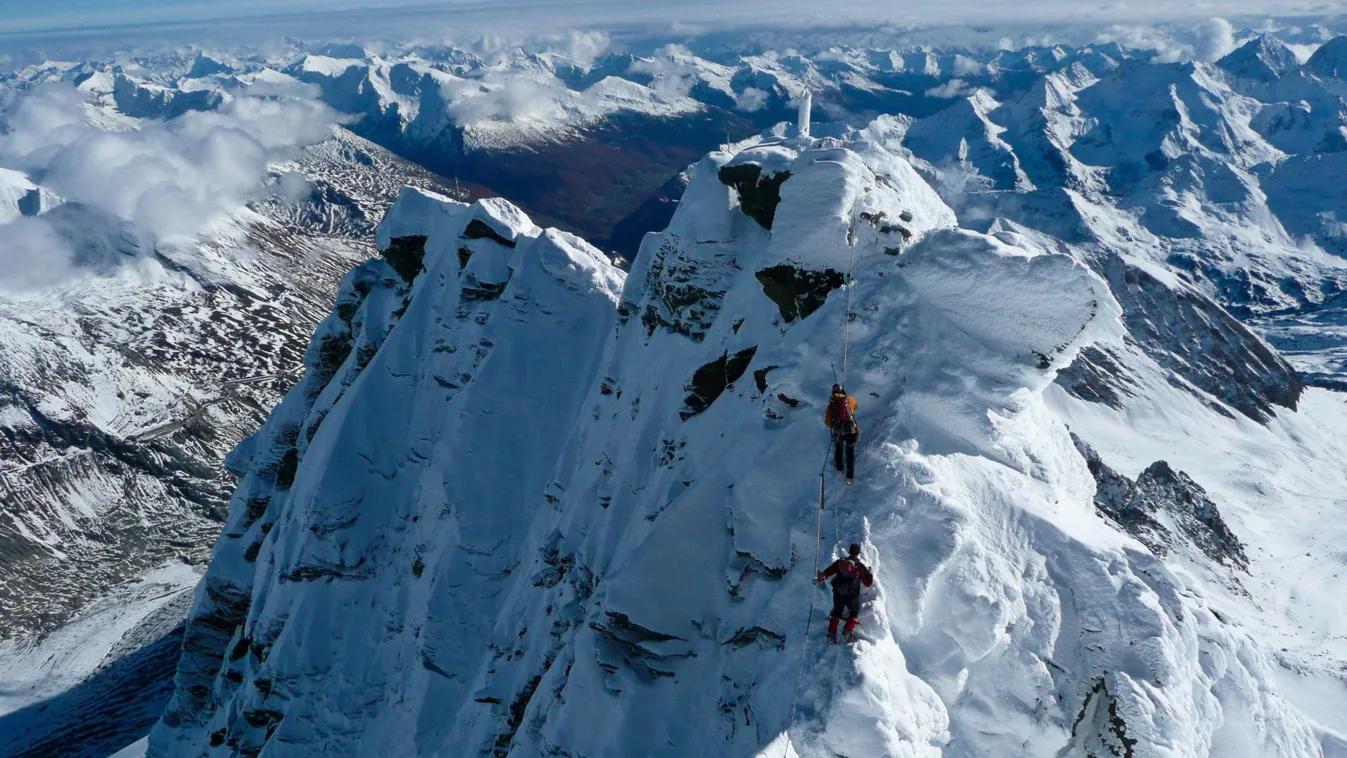 FOTÓ ÁLTALÁNOS hegycsúcs speciális mentők TÁJ Grossglockner-csúcs, 2010. november 3.
Eltűnt hegymászók után kutató hegyimentők a Grossglockner hegycsúcshoz érkeznek a tiroli Alpokban 2010. november 3-án. Ezen a napon holtan találtak rá két lengyel hegymás