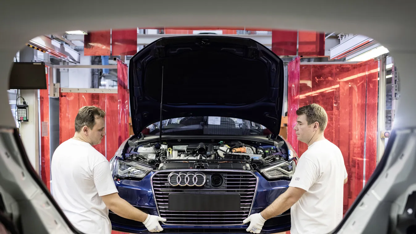 Production of the Audi A3 Sportback e-tron: Assembly – Installing the frontend with charging socket 

Fuel consumption figures Audi A3 Sportback e-tron: Combined fuel consumption in l/100 km: 1,7 -  1,5; Combined electric power consumtion in kWh/100km: 12