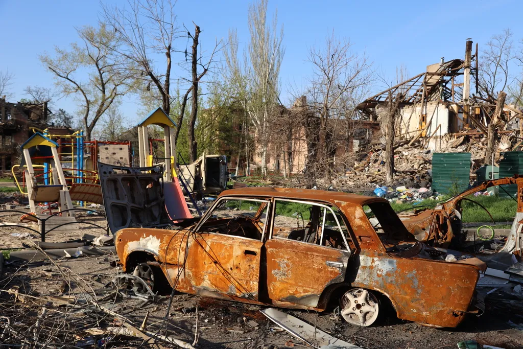 Ukrán válság 2022, orosz, ukrán, háború, Ukrajna, Mariupol, romos ház, épület, lakóház, autó roncs 