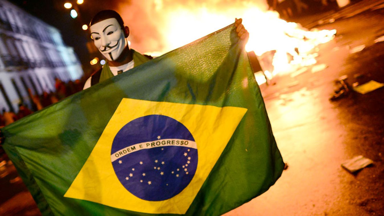 brazil tüntetések, Tüntető június 17-én, miután zavargásokba csapott át a focira költött sok pénz és a tömegközlekedés árának emelése elleni tüntetés