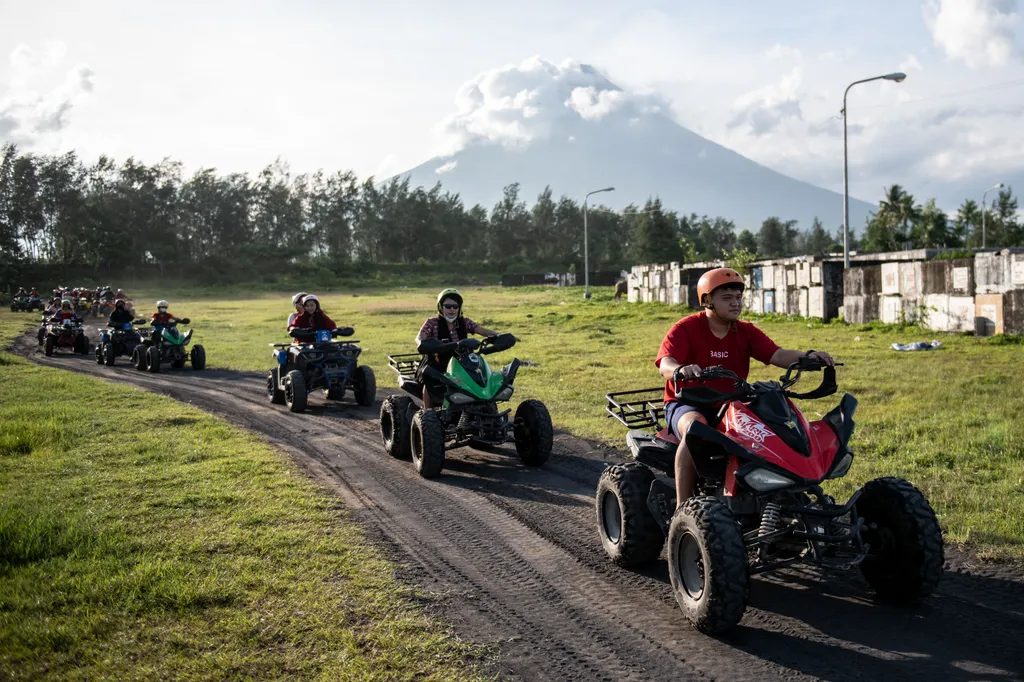 Fülöp-szigeteki Mayon vulkán ManilaMayon Volcano Remains Under Alert Level 3 Disaster Philippines Mayon Volcano Eruption NurPhoto Wheel Vehicle Automotive tire Motor vehicle outdoor land vehicle tree auto part Horizontal TIRE SKY CLOUD PLANT GRASS MOTORCY