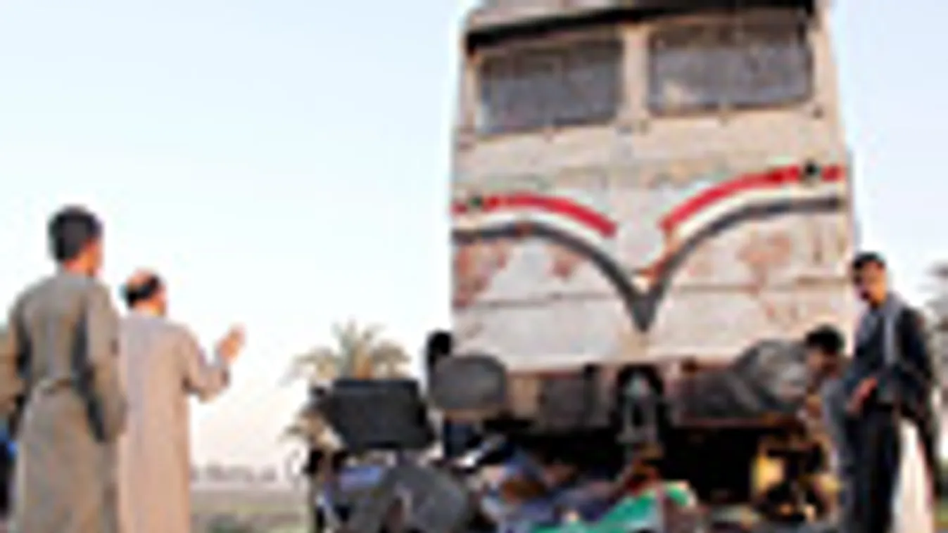 egyiptom, buszbaleset, vonat összeütközött az iskolásokat szállító kisbusszal