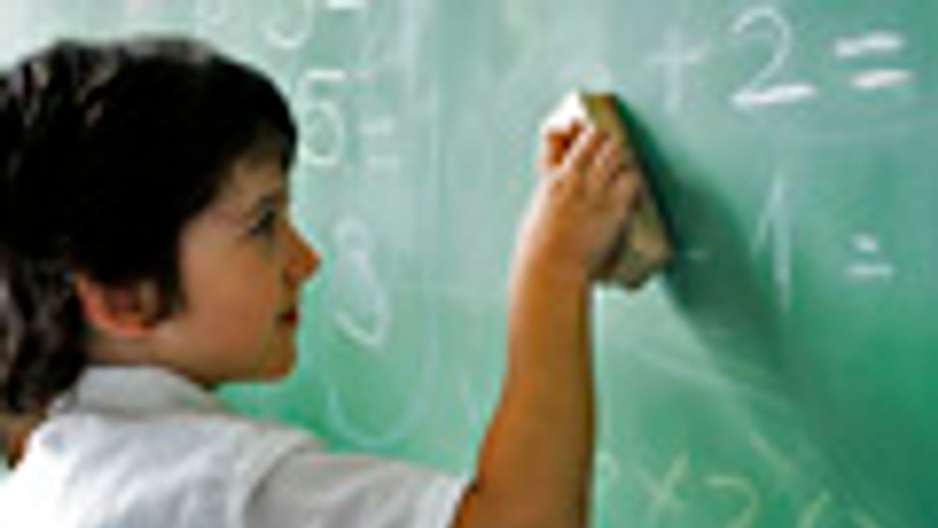 matematikát tanuló gyerek, matekóra, iskolatábla 