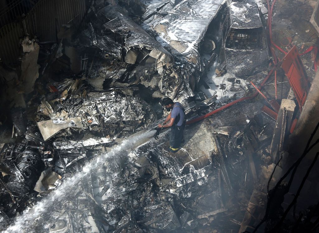 Karacsi, 2020. május 22.
Tűzoltók küzdenek a lángok megfékezésén a Karacsiban történt repülőgép-baleset helyszínén 2020. május 22-én, miután nem sokkal a landolás előtt lakónegyedre zuhant egy utasszállító repülőgép. A pakisztáni légitársaság A320 típusú gépének a fedélzetén hétfős legénység, valamint 99 utas tartózkodott a szerencsétlenség idején, senki nem élte túl a balesetet.
MTI/AP/Faríd Hán 