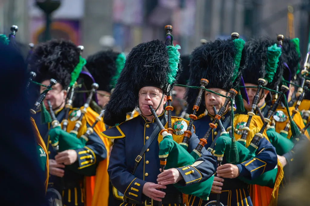 Szent Patrik napja, zöld,  évente tartott ünnep, Írország egyik védőszentje tiszteletére, írek nemzeti ünnepe, március 17, 2023. 03. 17. 