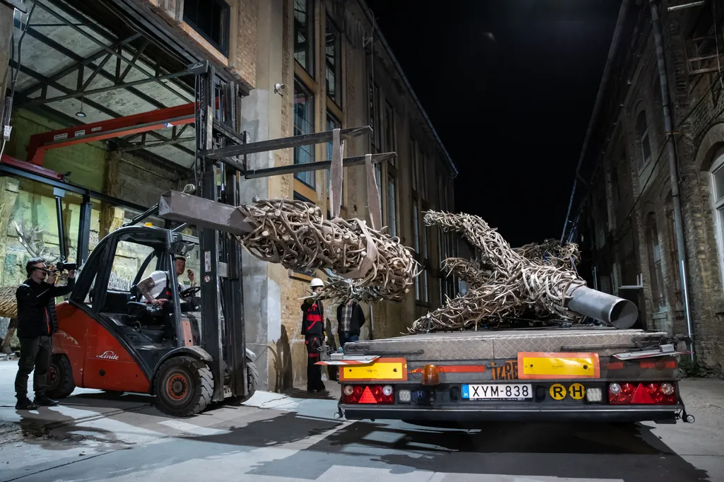 A Totem a Világkiállítás kapuja a hullajtott agancsokból készült bőgő szarvasbikafej A Totem, a Világkiállítás kapuja, a hullajtott agancsokból készült bőgő szarvasbikafej 