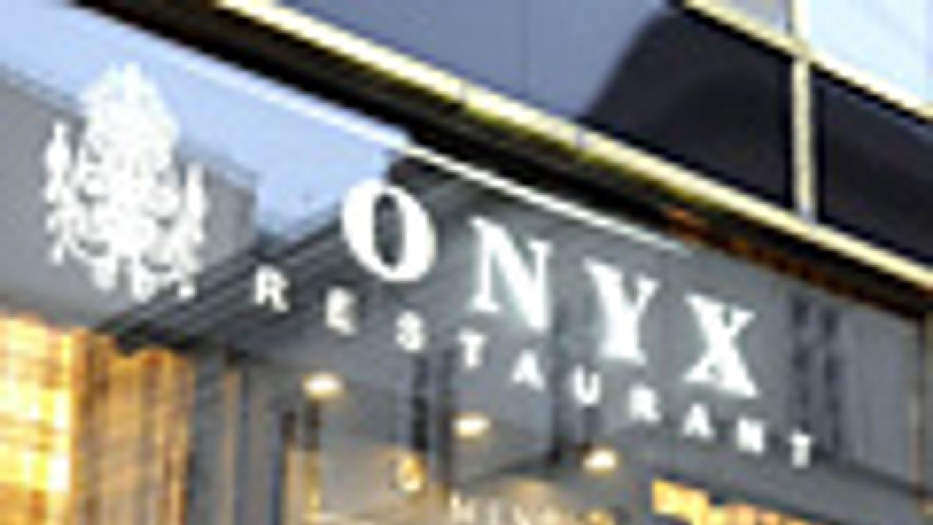 karácsonyi asztal, teríték cikkhez, Az Onyx étterem a Vörösmarty téren