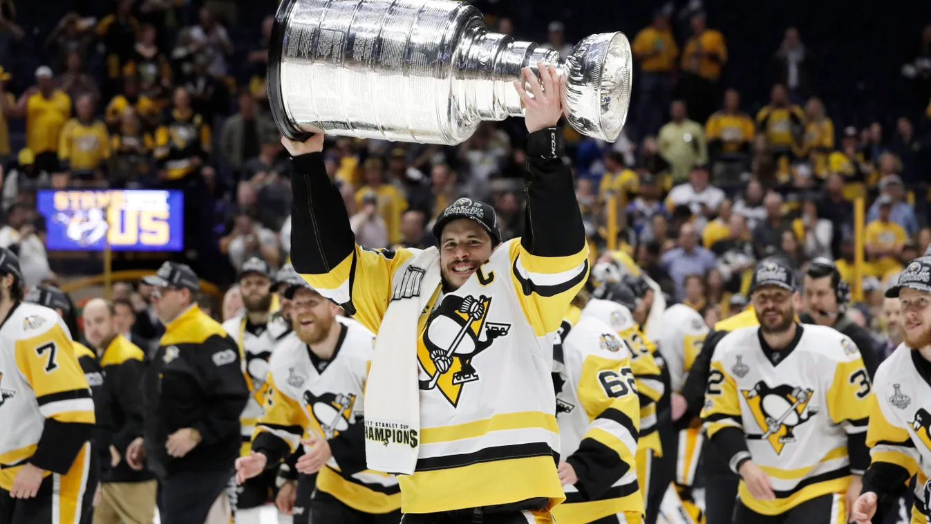 Sidney Crosby, a Pittsburgh Penguins játékosa ünnepel a Stanley Kupával 