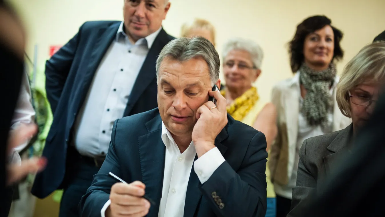 Kriza Ákos; Orbán Viktor Diósgyőr, 2010. június 23.
A Miniszterelnöki Sajtóiroda által közzétett képen Orbán Viktor miniszterelnök (k) telefonon buzdít szavazásra a Fidesz miskolci kampányirodájában 2014. október 11-én. Háttérben Kriza Ákos, Miskolc fides