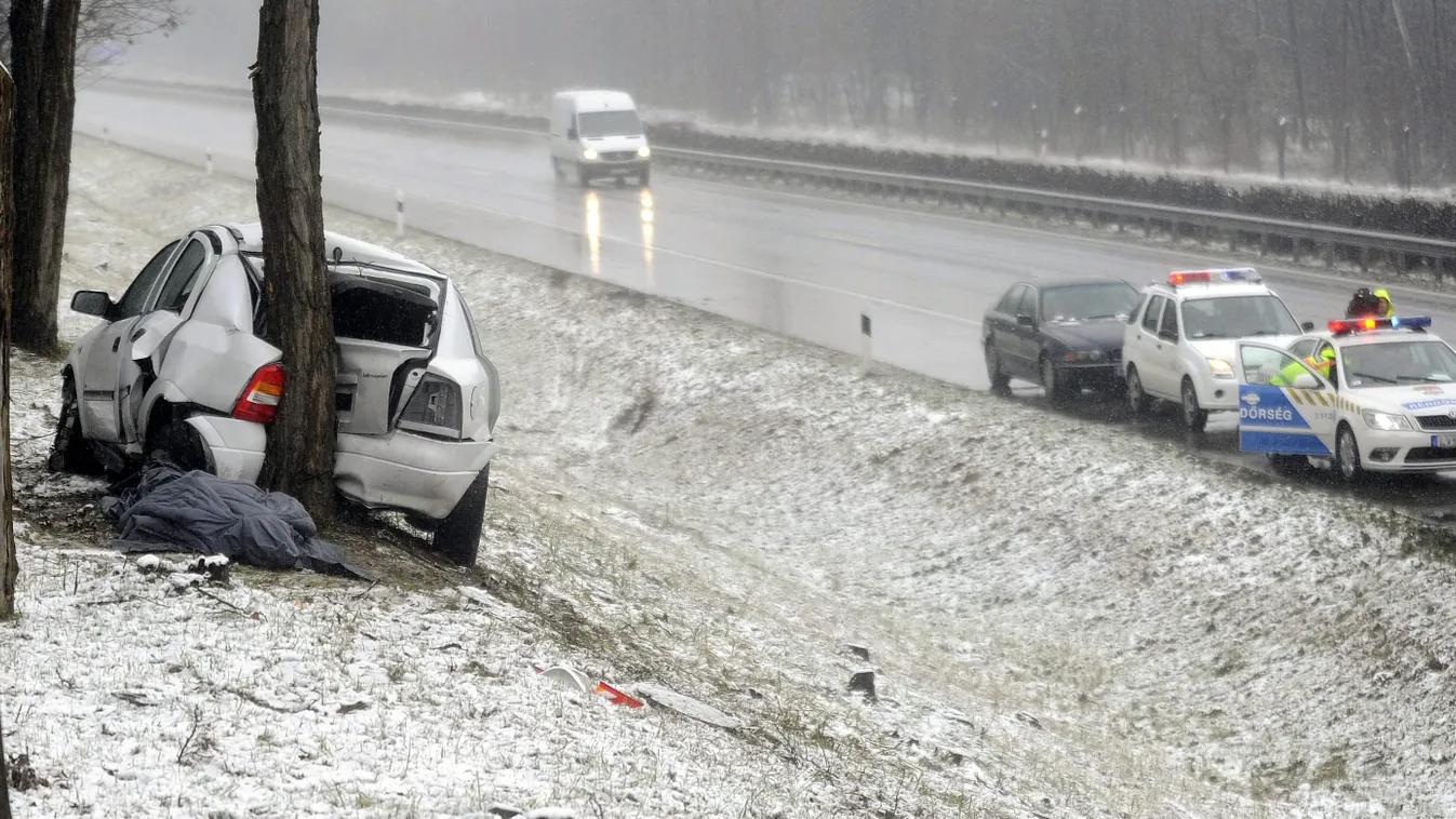 Ócsa, 2015. január 25.
Baleset helyszíne az M5-ös autópálya 31-es kilométerénél, az ócsai lehajtó közelében 2015. január 25-én, ahol lesodródott és fának ütközött egy személyautó. Havazás 