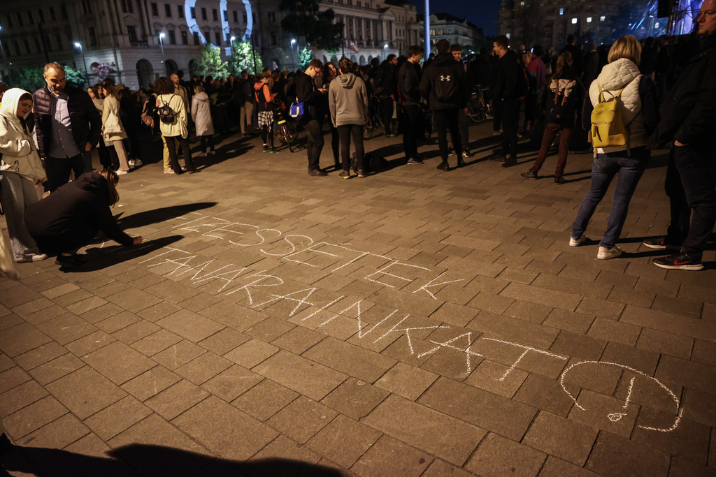 Hídfoglalás tüntetés, Kossuth tér, 2022.10.05. Budapest, tüntetés, tanárok, diákok, pedagógus tüntetés, diák, tanár, oktatás 