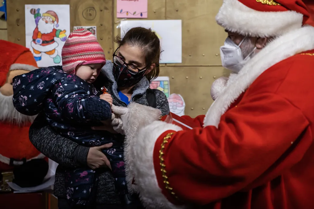 Mikulásgyár A MikulásGyár nem tesz különbséget ember és ember között, nem kérdezi, ki miért éhezik. Ha tud, segít, tekintet nélkül származásra, etnikumra, nemzetiségre, vallásra, életkorra. A MikulásGyár szellemisége a humánumból és a szolidaritásból faka