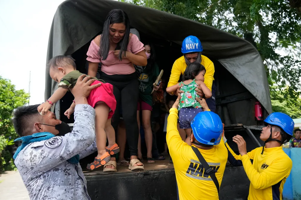 Fülöp-szigeteki Mayon vulkán ManilaMayon tűzhányó kitörése miatt kiköltöztetett emberek a Fülöp-szigeteki Albay tartományban fekvő Santo Domingóban lévő menedékhelyre érkeznek katonai teherautóval 2023. június 13-án. Az ország legaktívabb tűzhányójának ki