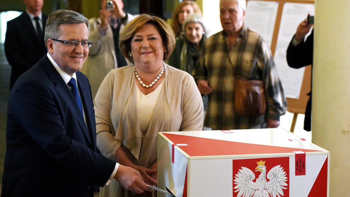 KOMOROWSKI, Bronislaw Varsó, 2015. május 24.
Bronislaw Komorowski lengyel elnök, a kormányzó Polgári Platform (PO) elnökjelöltje neje, Anna Komorowska társaságában leadja szavazatát egy varsói szavazóhelyiségben 2015. május 24-én, a lengyel elnökválasztás