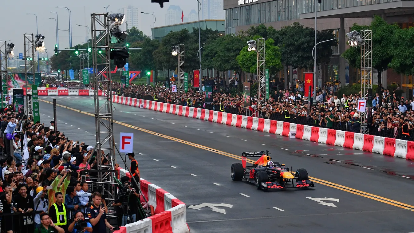 Az utcai parádén David Coulthard vezette a Red Bull Racing Forma-1-es autóját, Ho Si Minh-városban, Vietnámban 