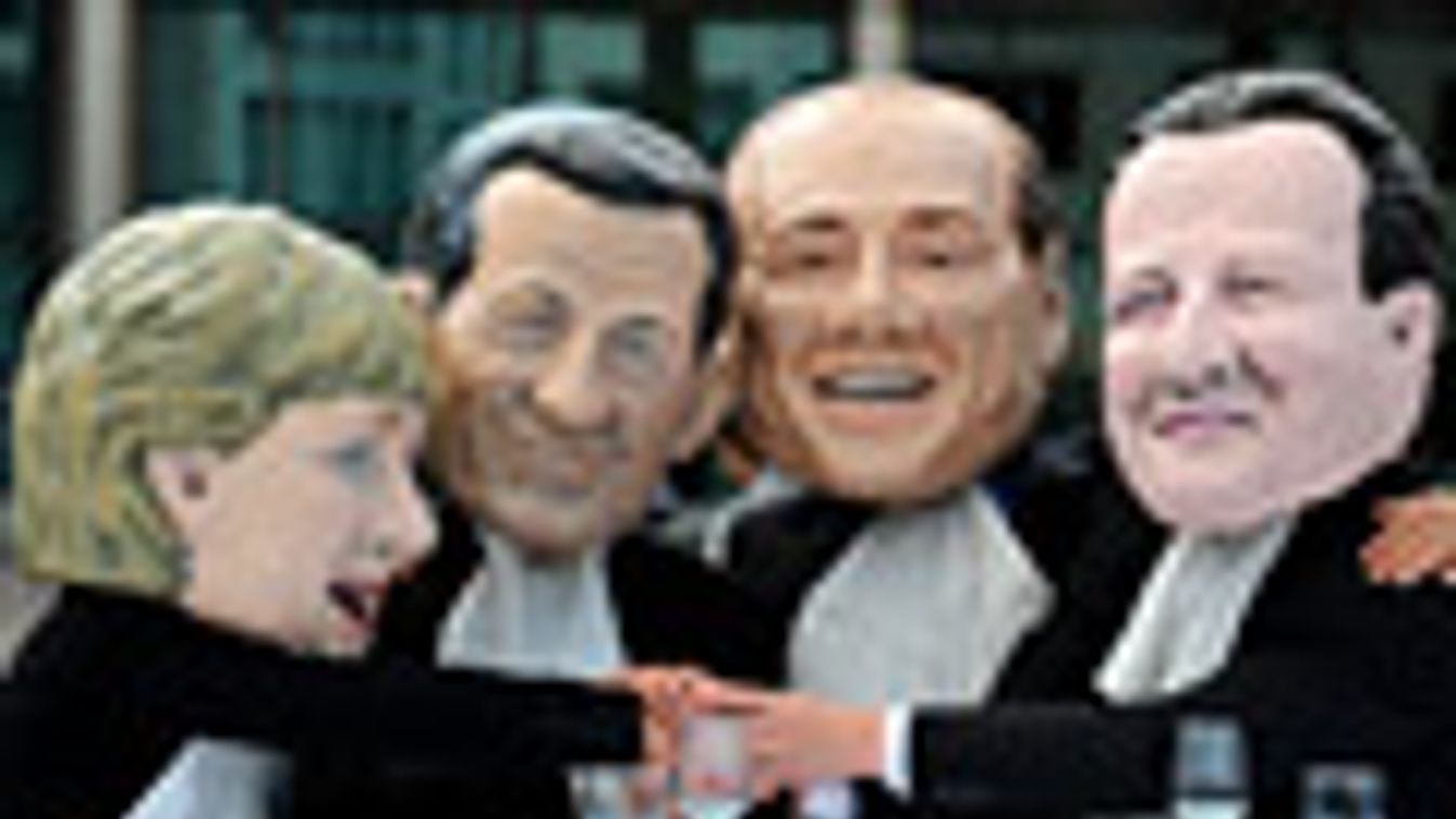 Oxfam aktivisták Angela Merkel, Nicolas Sarkozy, Silvio Berlusconi és David Cameron maszkjában tüntetnek az Európai Parlament előtt Brüsszelben, 2011.07.01., recsegő Európa
