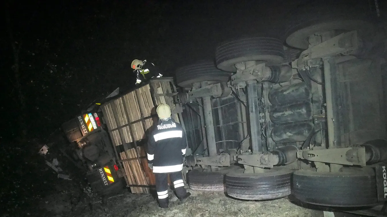 Abony, 2014. november 11.
Baleset helyszíne a 4-es számú főúton Abony határában, ahol összeütközött két kamion 2014. november 11-én. Az egyik jármű az árokba borult, rakományát egy másik kamionra pakolták.
MTI Fotó: Donka Ferenc 