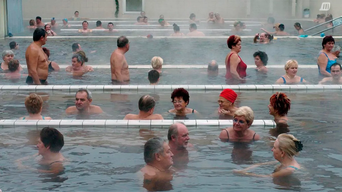 fürdőző fürdőző Hajdúszoboszló, 2007. január 3.
Fürdőzők Hajdúszoboszlón. A Hungarospa Gyógyfürdő és Egészségturisztikai Rt. sikeres évet zárt, ugyanis a gyógyászati szolgáltatás 43, a terápiás kezelések 13, a szabadstrandi területen pedig 10 százalékkal 