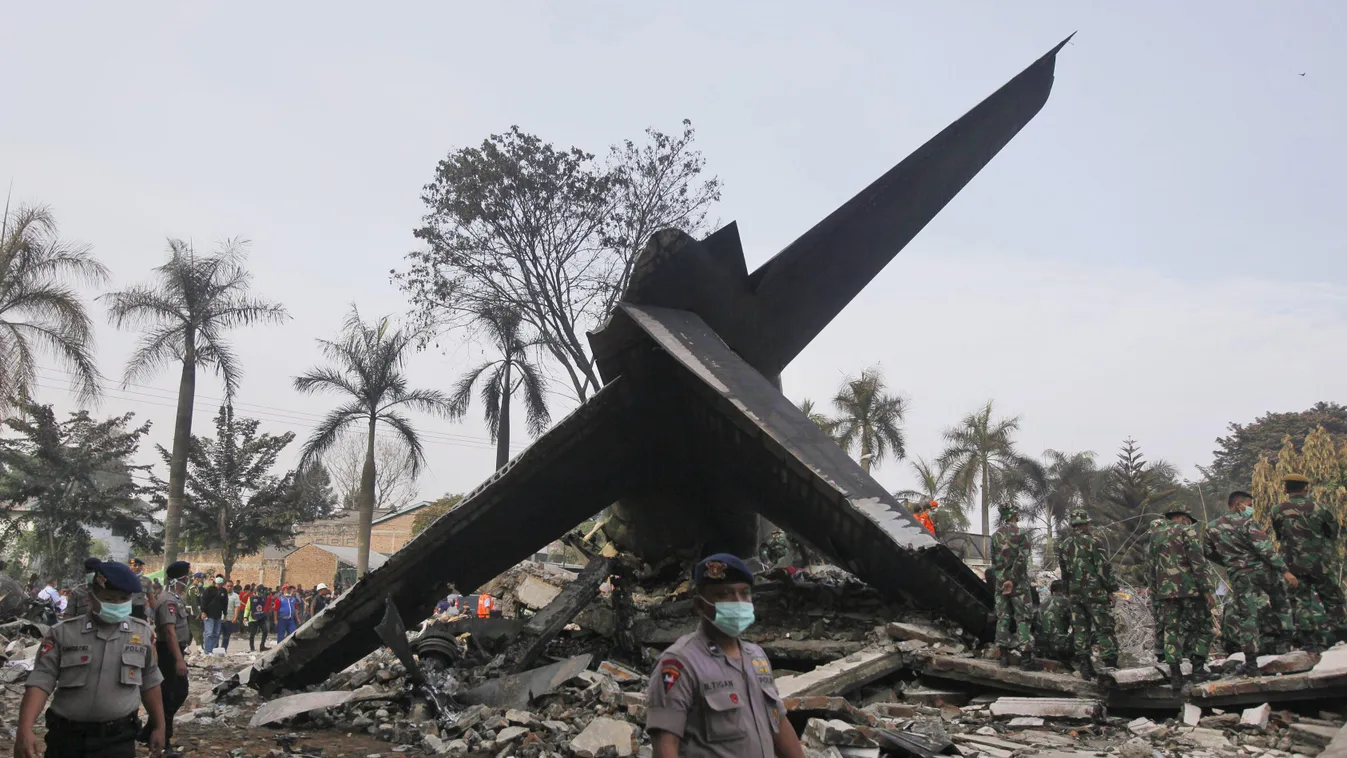 Medán, 2015. július 1.
Túlélőket keresnek a romok alatt a Szumátra szigetének északi részén fekvő Medánban 2015. július 1-jén, miután az előző nap száztizenhárom emberrel a fedélzetén lakott területre zuhant az indonéz légierő egyik Hercules C-130-as tehe