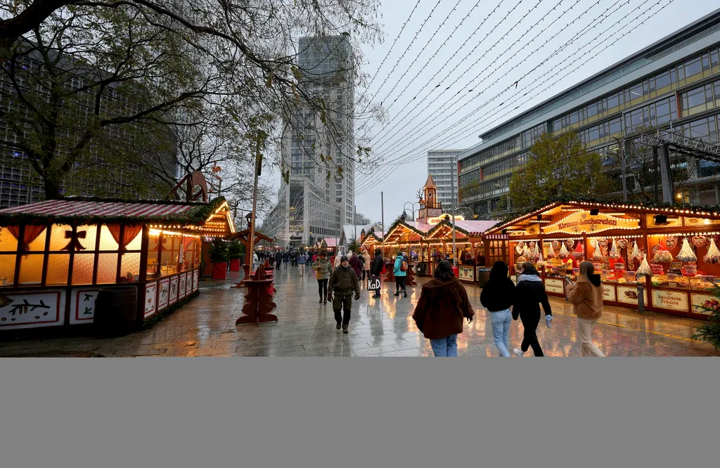 Karácsonyi vásárok a világban  a berlini Breitscheid téren, a Vilmos császár Emléktemplom körül 2022. december 5-én.
MTI/AP/Michael Sohn 