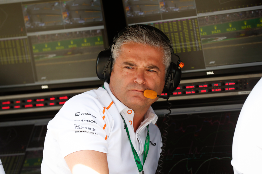 A Forma-1-es Brit Nagydíj pénteki napja, Gil de Ferran, a McLaren új sportigazgatója 